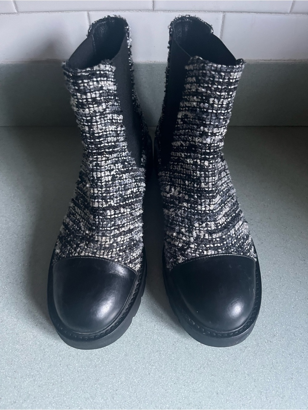 Stuart Weitzman  Black and White Tweed Chelsea Ankle Boots Sz 8.5